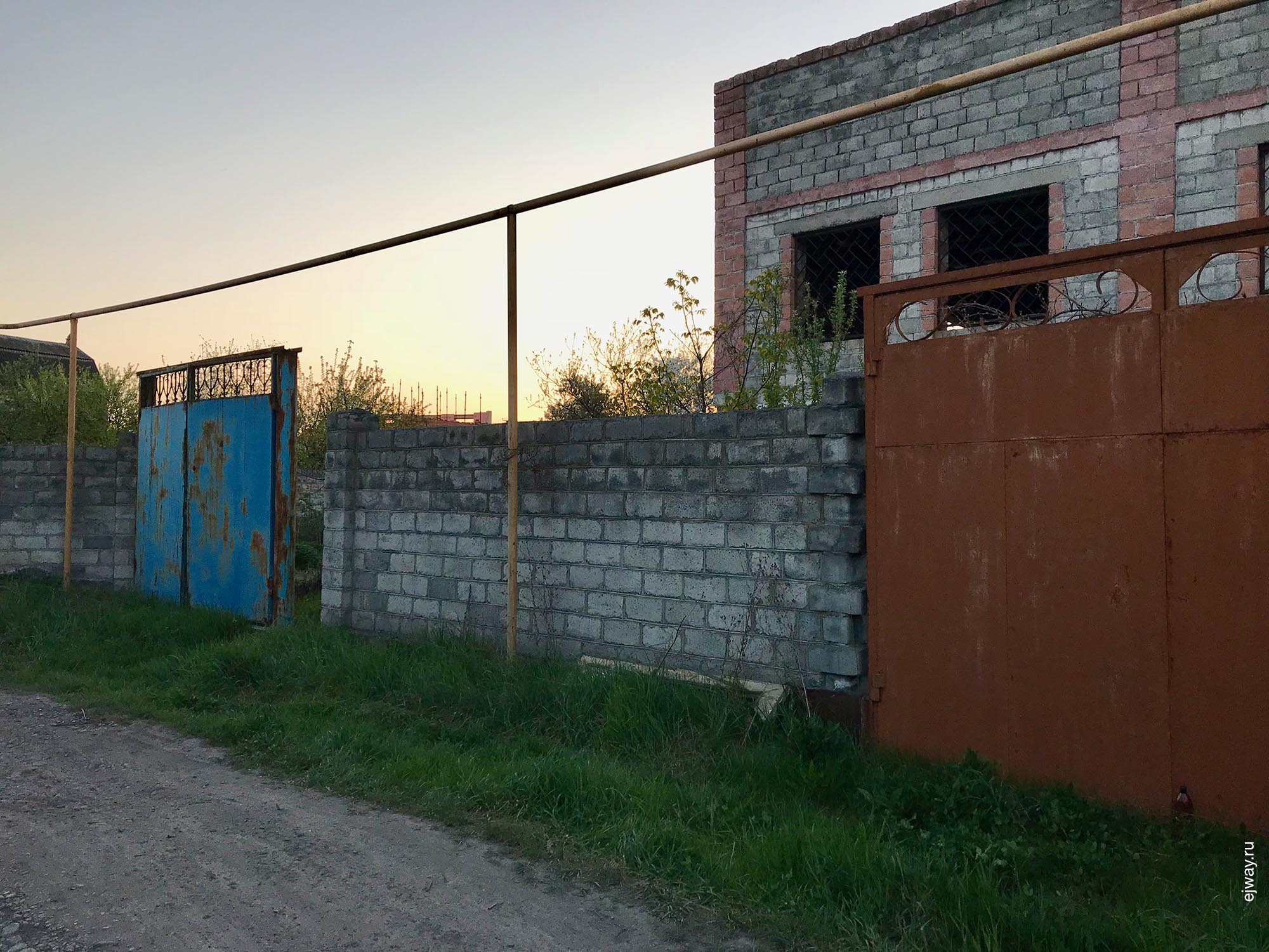 Россия, Владикавказ, Ворота, как символ статуса, ejway.ru, 